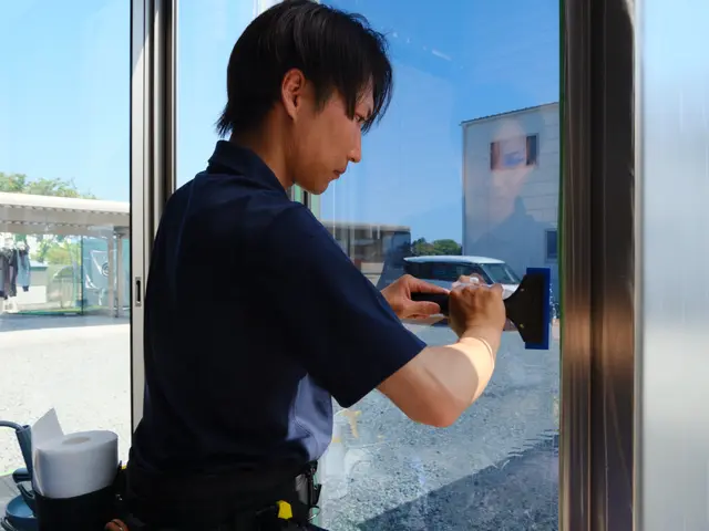 窓ガラスフィルムで暑さ対策と災害対策！フィルム専門店だからできる納得の施工サービスの画像