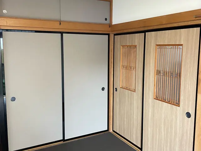 襖にクロス施工！張り替え専門店☆襖、障子、網戸の張り替えセット割引実施中！サービスの画像