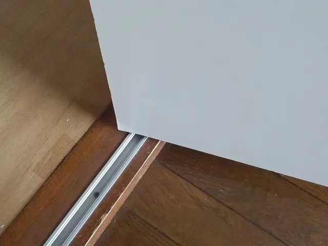 引き戸のレール・戸車交換サービスの画像