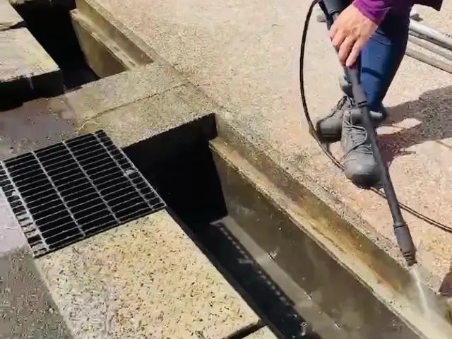 側溝に溜まった泥、落ち葉、ゴミを綺麗に取り除きます！サービスの画像