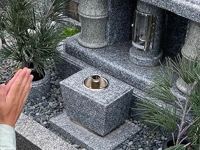 お墓参り代行・掃除・草むしり致します。心を込めた丁寧な作業を心がけております。サービスの画像