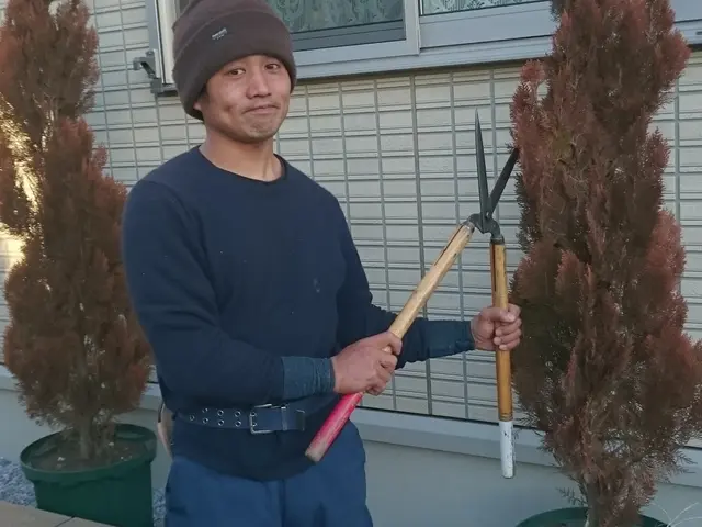 防草シートを綺麗に施工します。埋設管、線等傷つけないようにシートピンを打ちます。サービスの画像