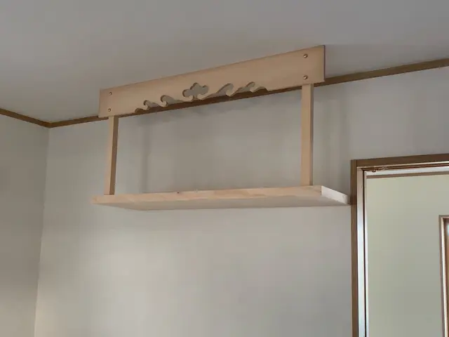 神棚を丁寧に取り付けいたします。取り外しのみでも大丈夫です。サービスの画像