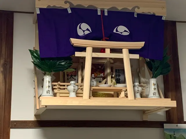 神棚を丁寧に取り付けいたします。取り外しのみでも大丈夫です。サービスの画像