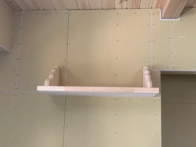 神棚を丁寧に取り付けいたします。取り外しのみでも大丈夫です。サービスの画像