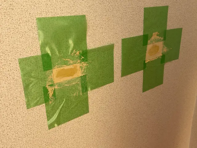 壁の穴にお困り方、当店へご連絡下さい。ご相談やお見積だけでも可能です！サービスの画像