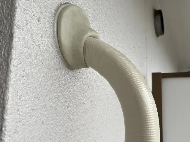 処分するエアコンの取外です！再取付は出来ません！処分無料！アワード4年連続受賞！サービスの画像