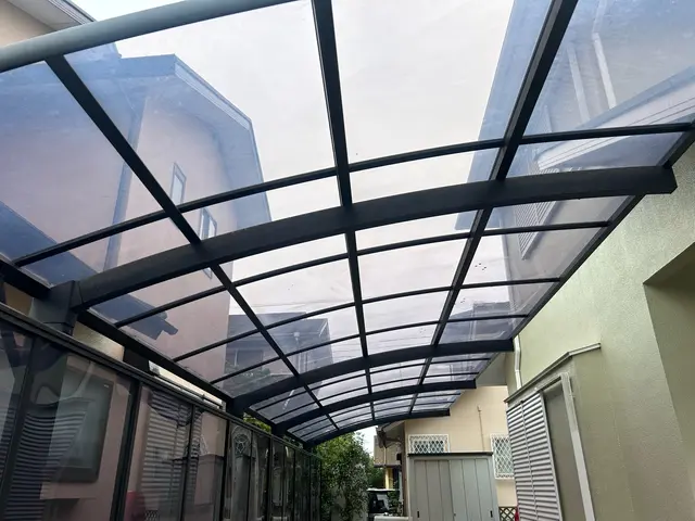 お隣様対策も！安心安全でカーポート高圧洗浄！サービスの画像