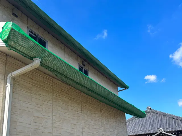 【茨城県　千葉県　埼玉県】雨樋や太陽光パネルの鳥の巣撤去や鳥避けネット承ります！サービスの画像