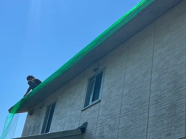 【茨城県　千葉県　埼玉県】雨樋や太陽光パネルの鳥の巣撤去や鳥避けネット承ります！サービスの画像