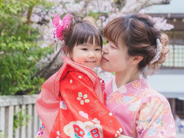 自然な笑顔を夫婦で撮影！和傘など小物は全て無料、人見知りさんも素敵な笑顔で♪サービスの画像
