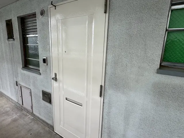 玄関扉•室内扉等の塗装！サービスの画像