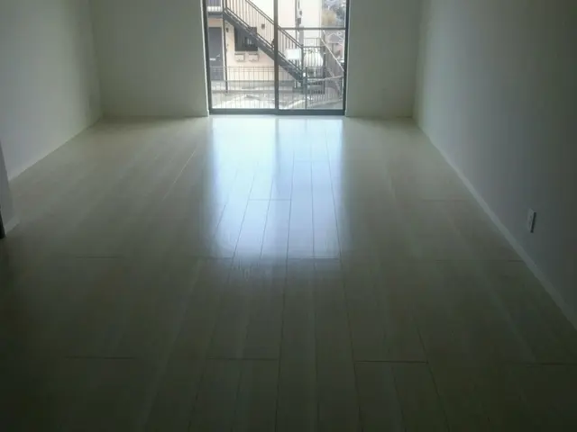 通常の床の洗浄～waxやUVコーティングもやっていますので是非ご相談くださいサービスの画像