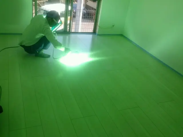 通常の床の洗浄～waxやUVコーティングもやっていますので是非ご相談くださいサービスの画像