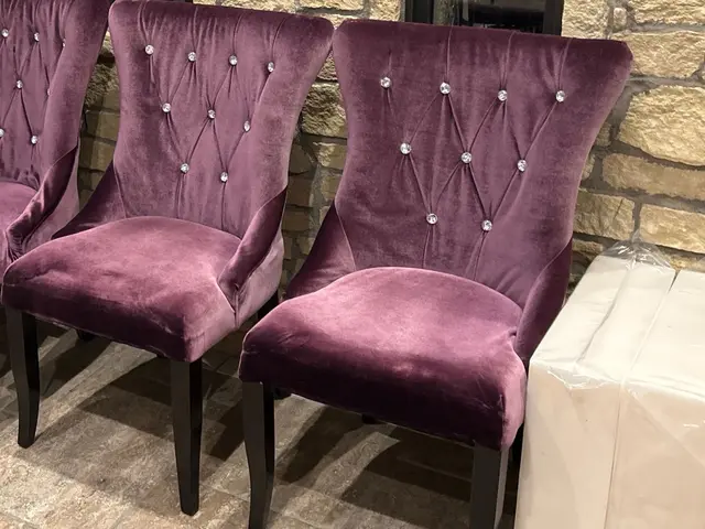 木製椅子の補修承ります。キズや凹み、裏側の不織布の貼り替え等相談に応じます。サービスの画像