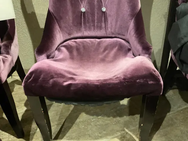 木製椅子の補修承ります。キズや凹み、裏側の不織布の貼り替え等相談に応じます。サービスの画像