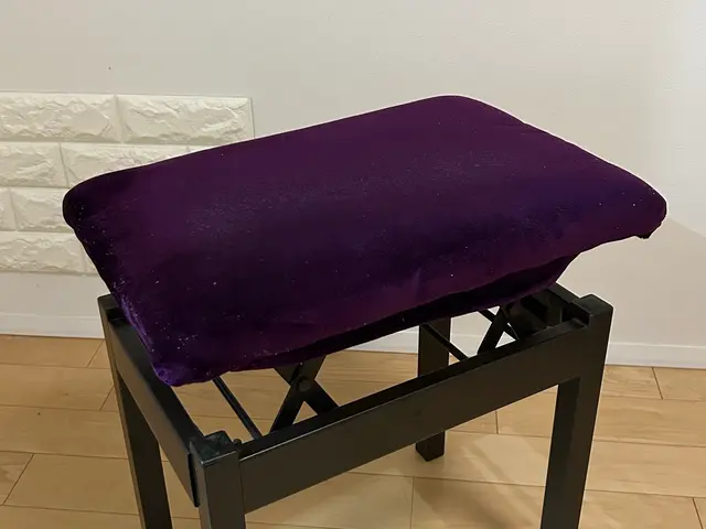 木製椅子の補修承ります。キズや凹み、裏側の不織布の貼り替え等相談に応じます。サービスの画像