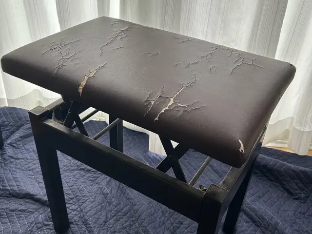 木製椅子の補修承ります。キズや凹み、裏側の不織布の貼り替え等相談に応じます。サービスの画像