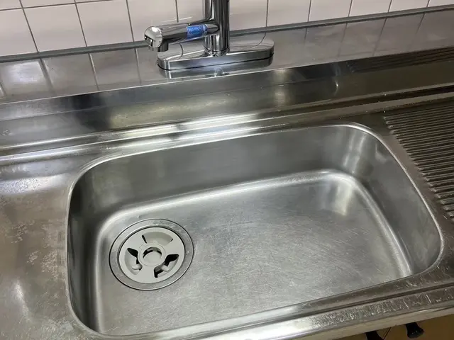 お客様に大好評のキッチン清掃。排水溝までばっちりキレイ1！サービスの画像