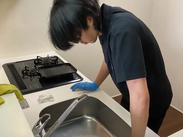 お客様に大好評のキッチン清掃。排水溝までばっちりキレイ1！サービスの画像