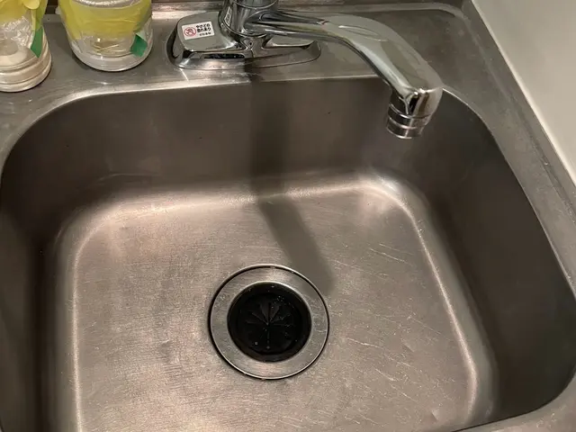 お客様に大好評のキッチン清掃。排水溝までばっちりキレイ1！サービスの画像