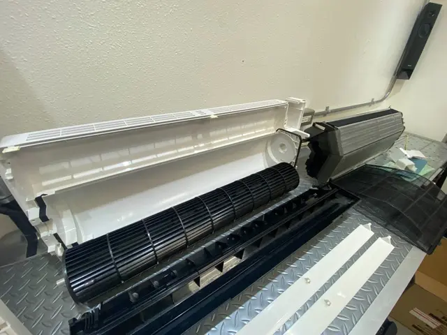 エアコンの完全分解洗浄サービスの画像