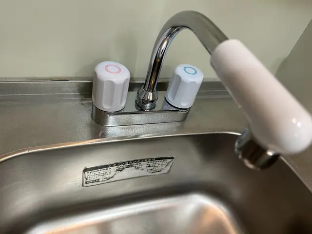 コンロの油汚れやシンクの水垢で汚れやすいキッチンをクリーニングします。サービスの画像