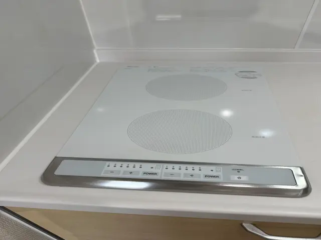 コンロの油汚れやシンクの水垢で汚れやすいキッチンをクリーニングします。サービスの画像