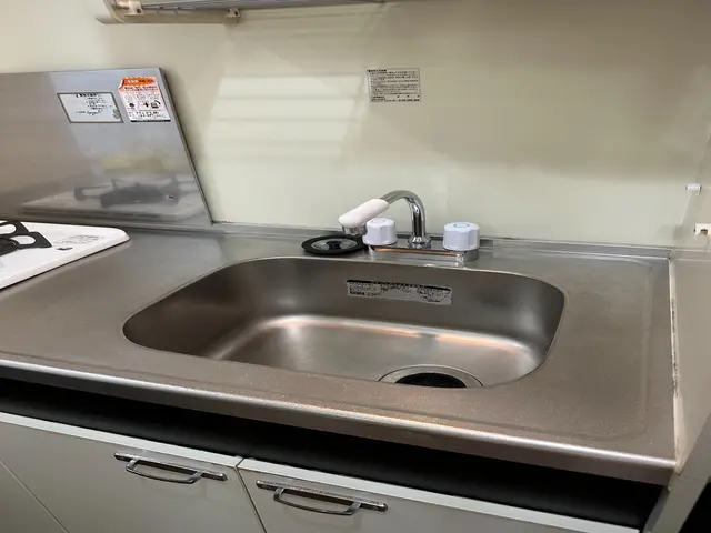 コンロの油汚れやシンクの水垢で汚れやすいキッチンをクリーニングします。サービスの画像