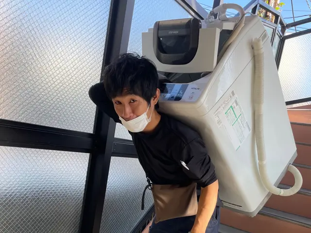 家具、家電、移動お任せ(*ﾟ∀ﾟ*)ソファー、食器棚吊り上げ下げ2名でお伺い！サービスの画像