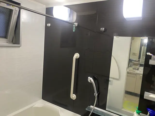 頑固な水垢や石鹸垢、皮脂汚れ専用溶剤で綺麗に除去します！サービスの画像