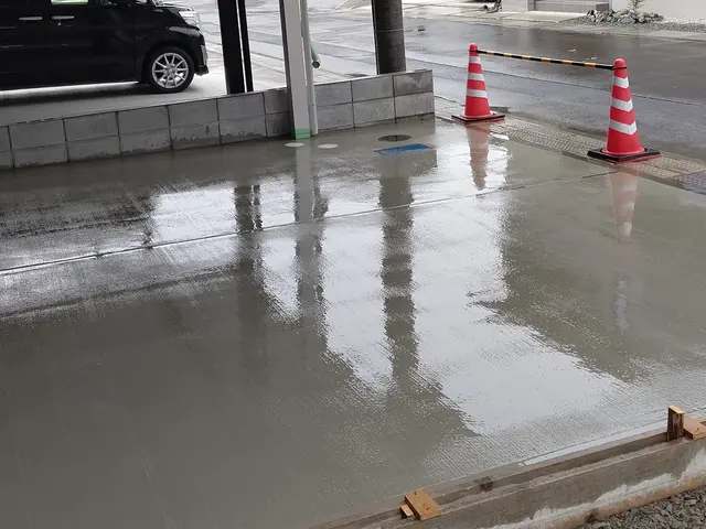 駐車場、庭周り、その他の土間コンクリート施工。塗装は行っておりません。サービスの画像