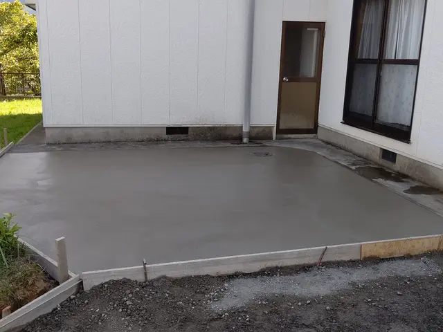 駐車場、庭周り、その他の土間コンクリート施工。塗装は行っておりません。サービスの画像