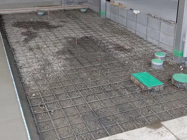 駐車場、庭周り、その他の土間コンクリート施工。塗装は行っておりません。サービスの画像