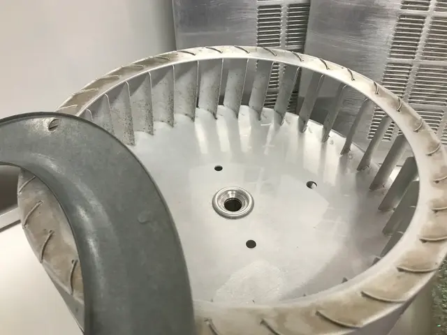 換気扇の頑固な油汚れを分解洗浄し徹底的にクリーニング！その他クリーニングも承りまサービスの画像