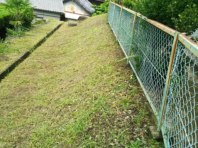 荒れてしまった敷地を綺麗にします！その後の砂利敷きや人工芝もお任せください！サービスの画像