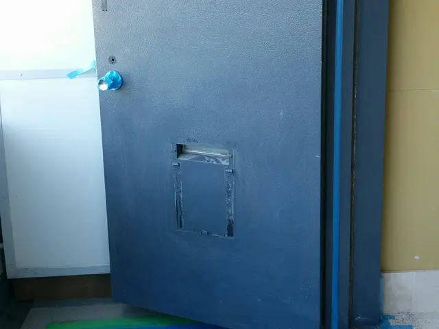 ～全１６工程の作業で見違えるような扉へ～令和７年９月開店！東京板橋区の塗装店サービスの画像