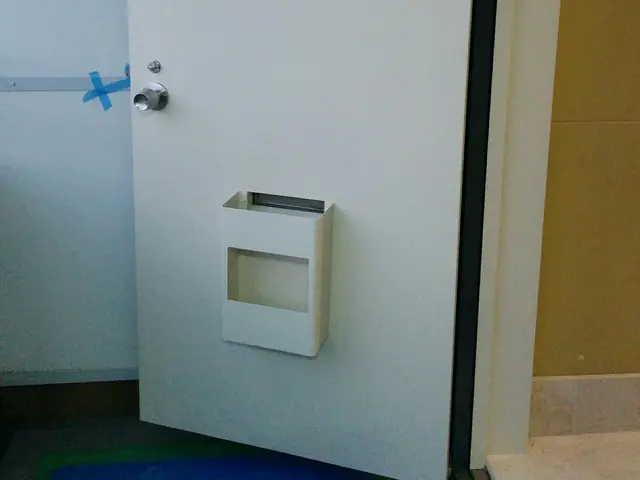 ～全１６工程の作業で見違えるような扉へ～令和７年９月開店！東京板橋区の塗装店サービスの画像