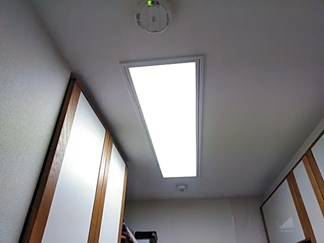 店舗オフィス向けサービス蛍光灯からLEDへ交換！第一種電気工事士がお伺い致しますサービスの画像