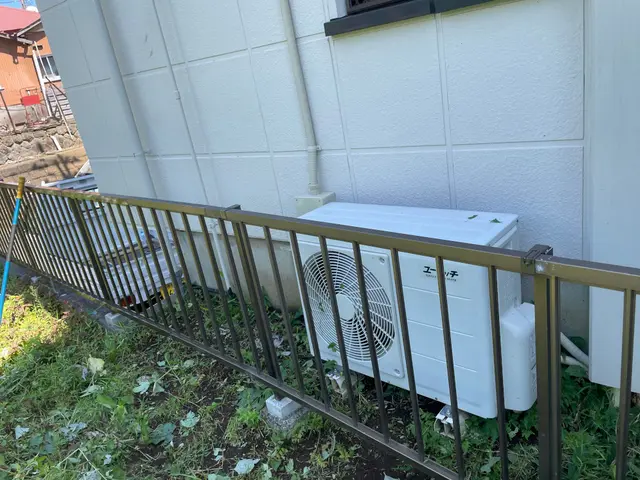 植木周りなど、草刈り機が使えないような場所の草むしり。サービスの画像