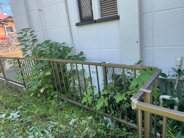 植木周りなど、草刈り機が使えないような場所の草むしり。サービスの画像