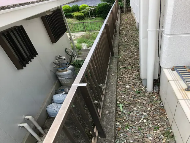 植木周りなど、草刈り機が使えないような場所の草むしり。サービスの画像