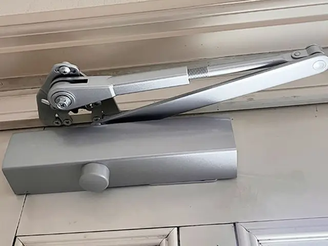 【駐車場代当社負担・出張費・見積費無料】ドアクローザーの交換サービスの画像