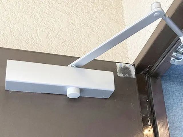 【駐車場代当社負担・出張費・見積費無料】ドアクローザーの交換サービスの画像