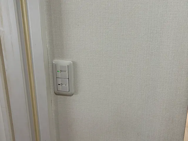 ◆壁の穴、凹み◆戸建て、アパートOK◆日程、相談乗ります◆なるべく目立たなく◆サービスの画像