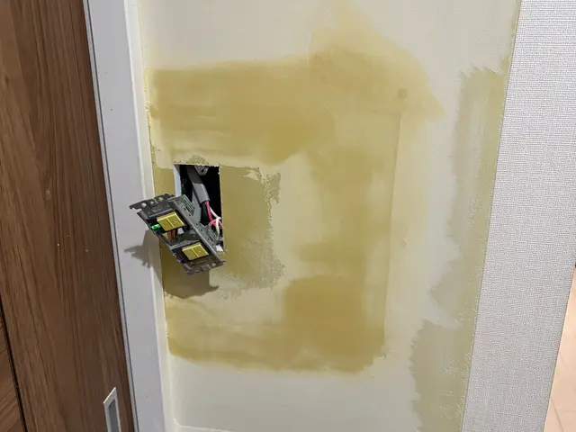 ◆壁の穴、凹み◆戸建て、アパートOK◆日程、相談乗ります◆なるべく目立たなく◆サービスの画像