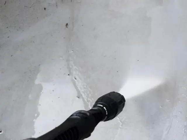 玄関徹底洗浄(^^)お家の中で大切かつ重要な玄関。高圧洗浄機でピカピカ！サービスの画像