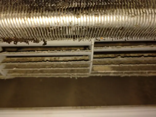 分解エアコンクリーニング　ドレンパンも外しますサービスの画像