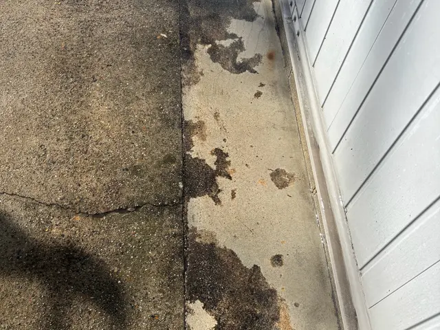 玄関まわりの印象アップ！黒ずみ・コケ・タイヤ跡をスッキリ洗浄！サービスの画像