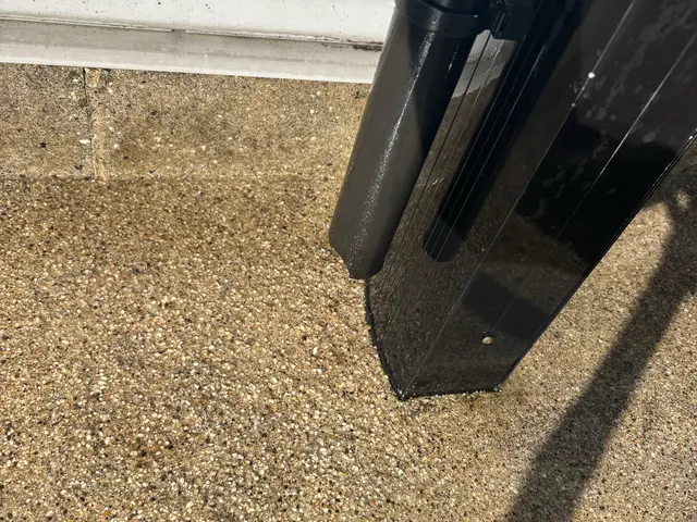 玄関まわりの印象アップ！黒ずみ・コケ・タイヤ跡をスッキリ洗浄！サービスの画像